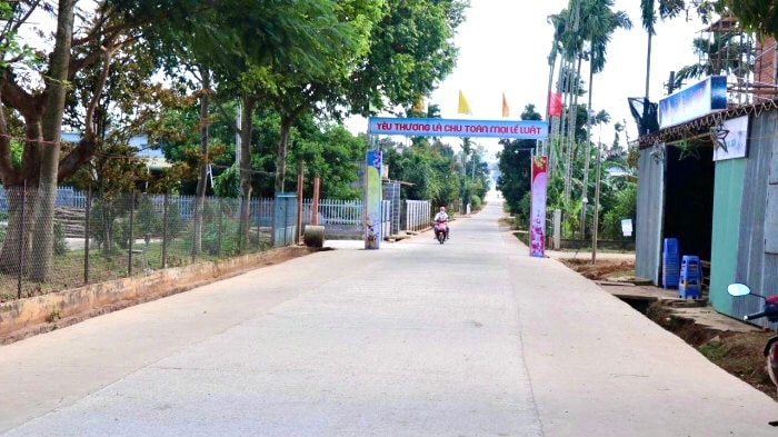 Bà con giáo dân thuộc xã Hòa Hiệp, huyện Cư Kuin luôn tiên phong trong việc hiến đất làm đường.