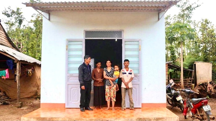 Gia đình anh Y Đun Hđơk (buôn H’ra Ea Tlá, xã Đray Bhăng) được Giáo xứ Kim Phát hỗ trợ xây dựng nhà Tình thương.