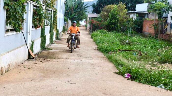 Một tuyến đường ở thôn Kim Phát được làm từ sự đóng góp của bà con giáo dân.