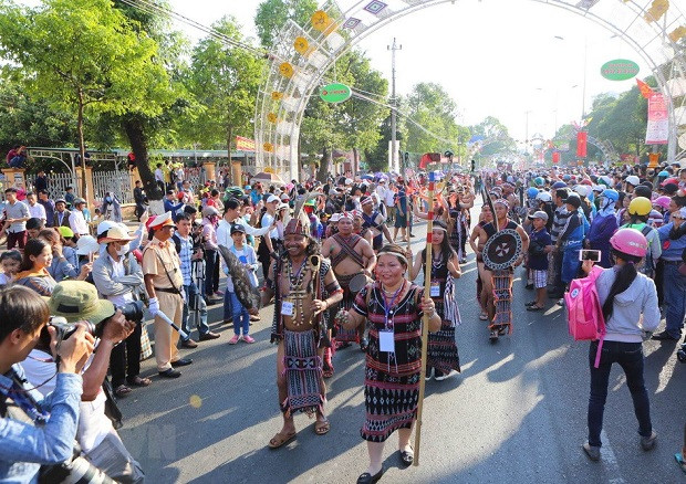Các dân tộc diễu hành trên đường phố Gia Lai sau khai mạc Lễ hội cồng chiêng Tây Nguyên.