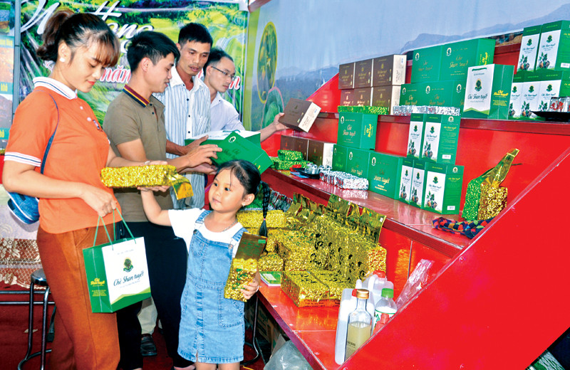 Sản phẩm chè Shan tuyết Hồng Thái của Hợp tác xã Sơn Trà (Na Hang) được bày bán tại Hội chợ Thương mại - Du lịch tỉnh Tuyên Quang năm 2020.