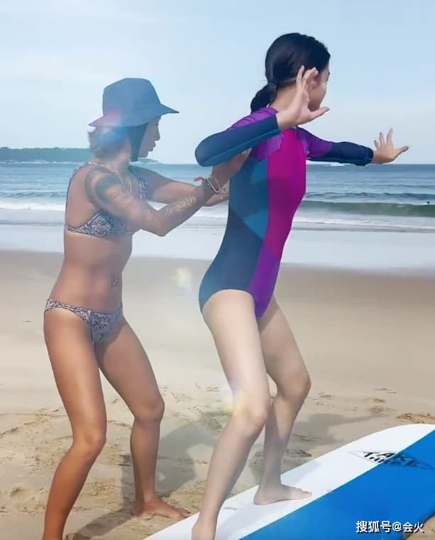 'Bom sex' gốc Việt - Chung Lệ Đề dẫn con gái đi nhặt rác trên bãi biển, netizen trầm trồ vì đôi chân miên man như đúc từ một khuôn của hai người mẫu nhí  6