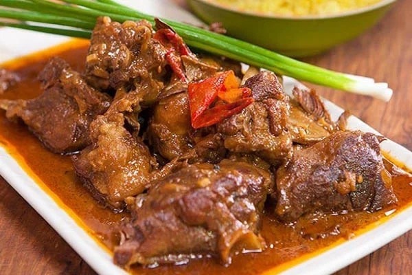 Cà ri chà có hương vị cay nồng, càng cay càng ngon.