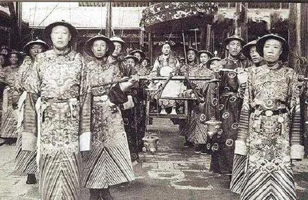 Mức lương bổng lộc của những người sống trong cung 0