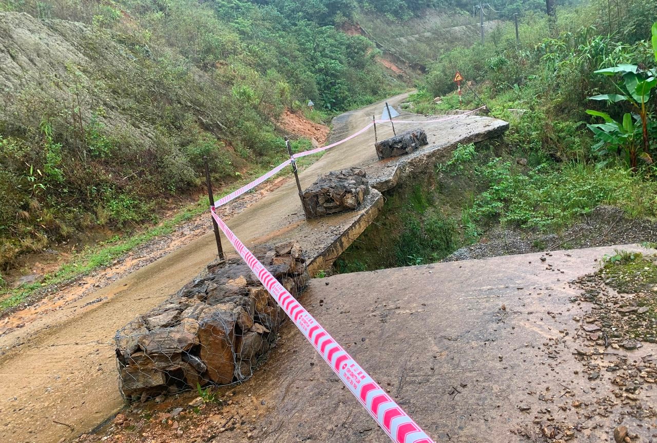 182216sat-lo-ta-luy-am-tren-duong-ngoc-hoang-mang-but-tmr-ngoc-linh.jpg