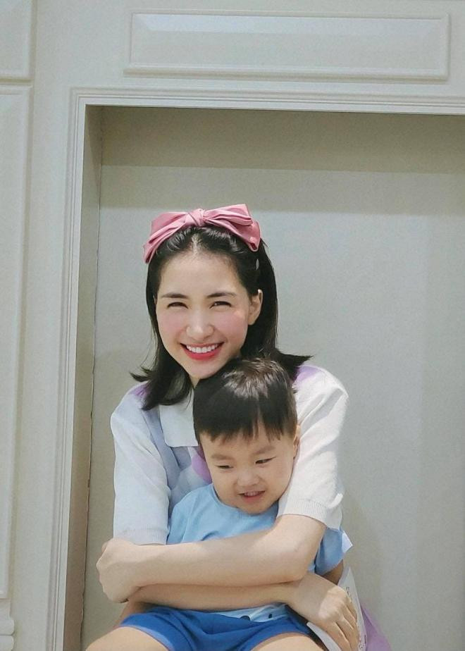 Hòa Minzy và con trai 1