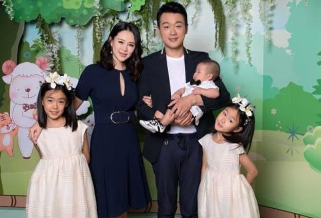Sau khi nổi tiếng, anh kết hôn với chính giáo viên ở trường cũ, 10 năm sinh được 3 người con, giờ anh chiều chuộng vợ như công chúa 4
