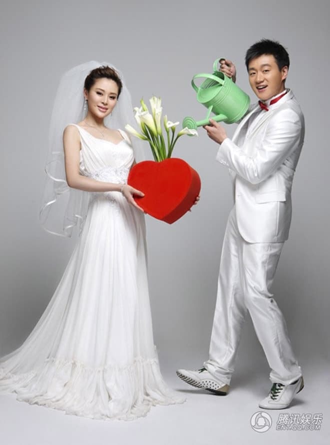 Sau khi nổi tiếng, anh kết hôn với chính giáo viên ở trường cũ, 10 năm sinh được 3 người con, giờ anh chiều chuộng vợ như công chúa 2