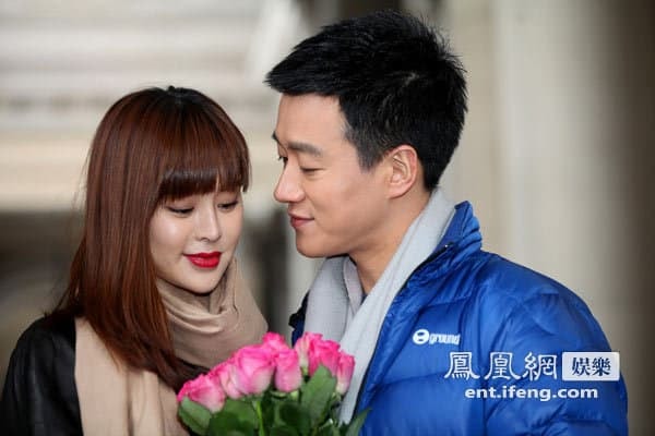 Sau khi nổi tiếng, anh kết hôn với chính giáo viên ở trường cũ, 10 năm sinh được 3 người con, giờ anh chiều chuộng vợ như công chúa 1