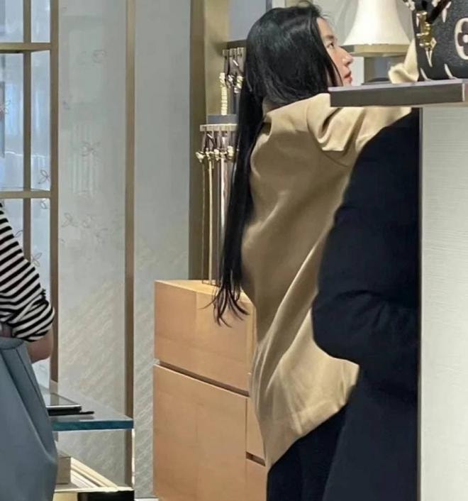 Sau tin bị scandal Triệu Vy ảnh hưởng, Lưu Diệc Phi xuất hiện lạnh lùng và đầy khí chất, vẻ đẹp khiến người qua đường cũng phải ngoái nhìn  2