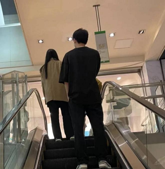 Sau tin bị scandal Triệu Vy ảnh hưởng, Lưu Diệc Phi xuất hiện lạnh lùng và đầy khí chất, vẻ đẹp khiến người qua đường cũng phải ngoái nhìn  3