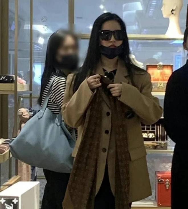 Sau tin bị scandal Triệu Vy ảnh hưởng, Lưu Diệc Phi xuất hiện lạnh lùng và đầy khí chất, vẻ đẹp khiến người qua đường cũng phải ngoái nhìn  4