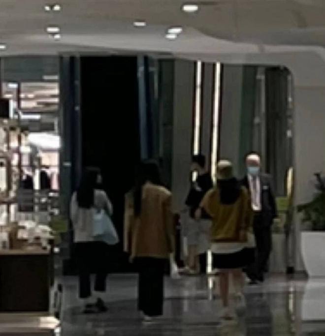 Sau tin bị scandal Triệu Vy ảnh hưởng, Lưu Diệc Phi xuất hiện lạnh lùng và đầy khí chất, vẻ đẹp khiến người qua đường cũng phải ngoái nhìn  5