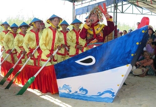 Hát bả trạo là hình thức diễn xướng dân gian xuất phát từ tín ngưỡng thờ cá ông (Đại Đức Ngư ông) của ngư dân ven biển.(Ảnh: Internet)