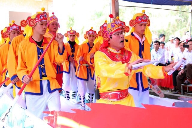 Tổng mũi Trần Văn Tám biểu diễn bả trạo trong lễ cầu ngư.(Ảnh: Internet)