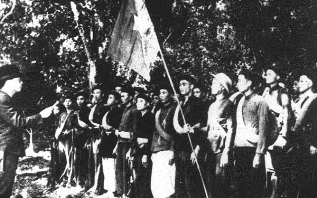 Đội Việt Nam tuyên truyền giải phóng quân làm lễ thành lập.