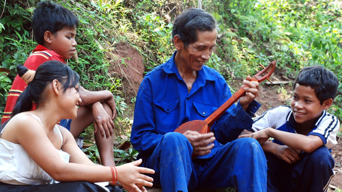Nghệ sỹ Mai Hoa Sen dạy cách chơi đàn Ta lư cho lớp trẻ.