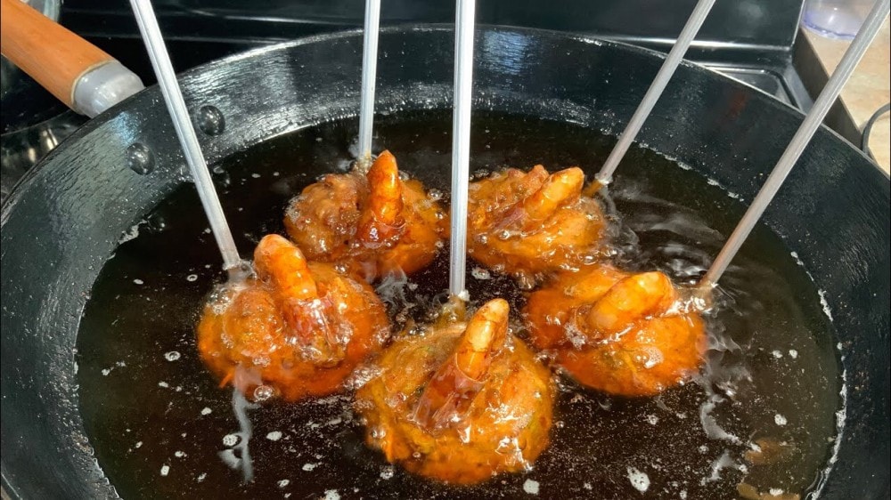 Khuôn làm bánh cóng Sóc Trăng bằng nhôm hình tròn trên có tay cầm để khi đổ bánh dễ dàng cho việc vớt. (Ảnh: Internet)