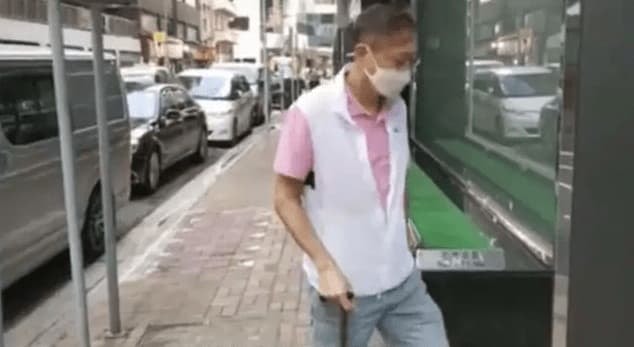 Chồng đại gia của 'Hoa hậu đẹp nhất Hong Kong' Lý Gia Hân chống nạng đi khám bệnh một mình, dáng vẻ già nua tiều tụy đối lập hẳn với vợ  15