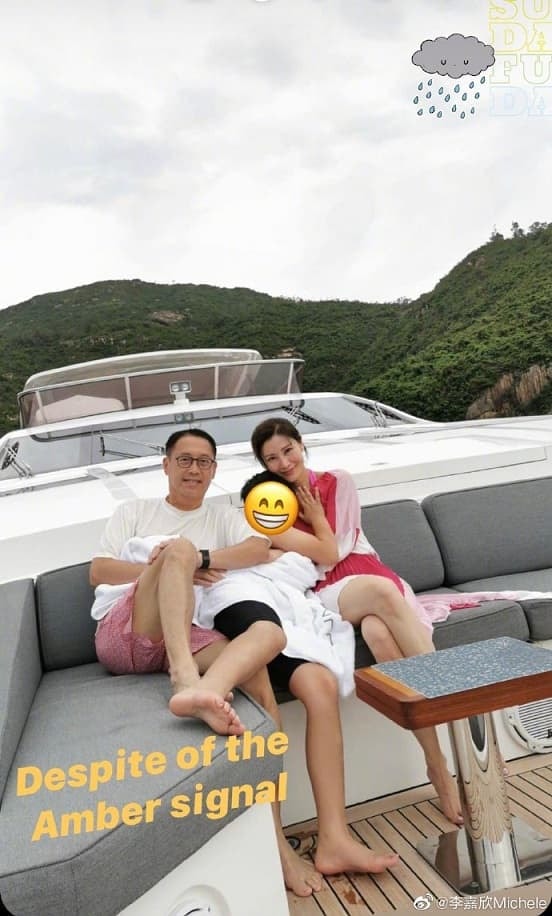 Chồng đại gia của 'Hoa hậu đẹp nhất Hong Kong' Lý Gia Hân chống nạng đi khám bệnh một mình, dáng vẻ già nua tiều tụy đối lập hẳn với vợ  9