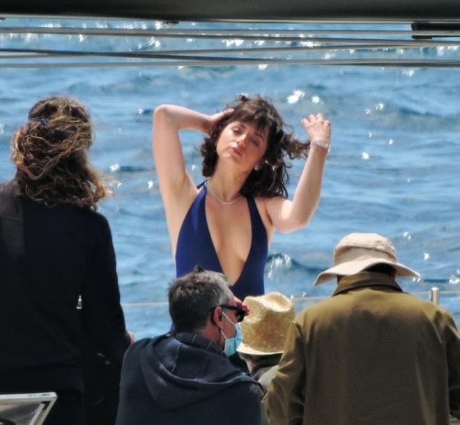 'Bond Girl' mới nhất gây sốt khi diện váy xẻ chữ V sâu hết cỡ, cảnh hành động mà cũng nóng bỏng mắt  10