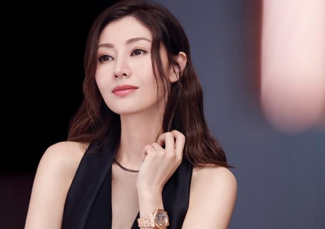 Chồng đại gia của 'Hoa hậu đẹp nhất Hong Kong' Lý Gia Hân chống nạng đi khám bệnh một mình, dáng vẻ già nua tiều tụy đối lập hẳn với vợ  4