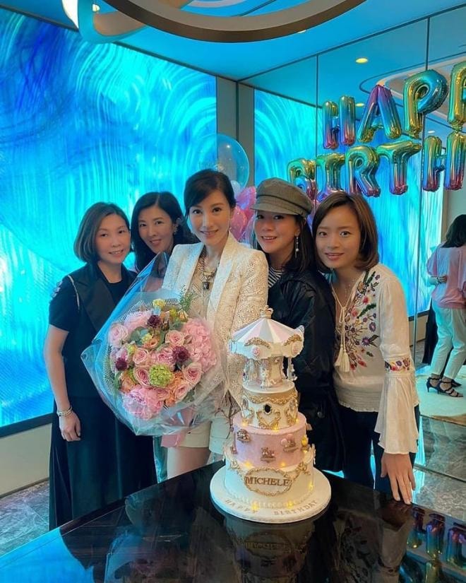 Chồng đại gia của 'Hoa hậu đẹp nhất Hong Kong' Lý Gia Hân chống nạng đi khám bệnh một mình, dáng vẻ già nua tiều tụy đối lập hẳn với vợ  5