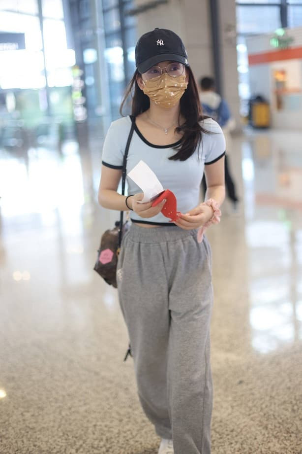 Vợ Quách Phú Thành lần đầu lộ diện sau khi bị tố thuộc đường dây săn đại gia, diện croptop như nữ sinh khoe vòng eo đáng ghen tị 13 Vợ Quách Phú Thành lần đầu lộ diện sau khi bị tố thuộc đường dây săn đại gia, diện croptop như nữ sinh khoe vòng eo đáng ghen tị 13