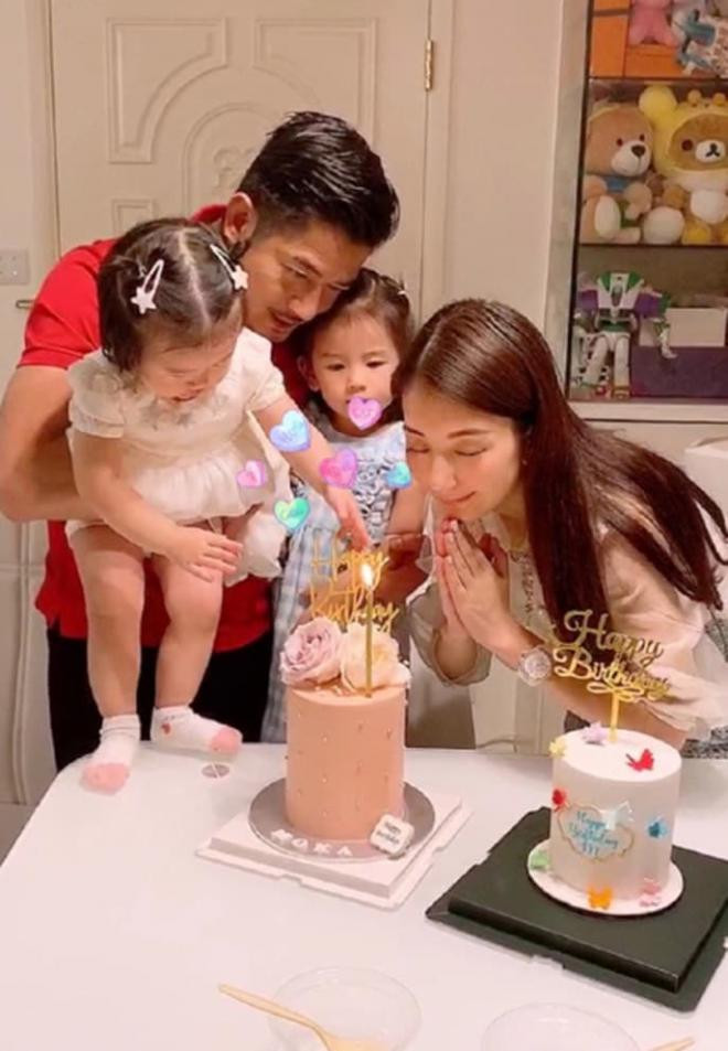 Vợ Quách Phú Thành lần đầu lộ diện sau khi bị tố thuộc đường dây săn đại gia, diện croptop như nữ sinh khoe vòng eo đáng ghen tị 3 Vợ Quách Phú Thành lần đầu lộ diện sau khi bị tố thuộc đường dây săn đại gia, diện croptop như nữ sinh khoe vòng eo đáng ghen tị 3
