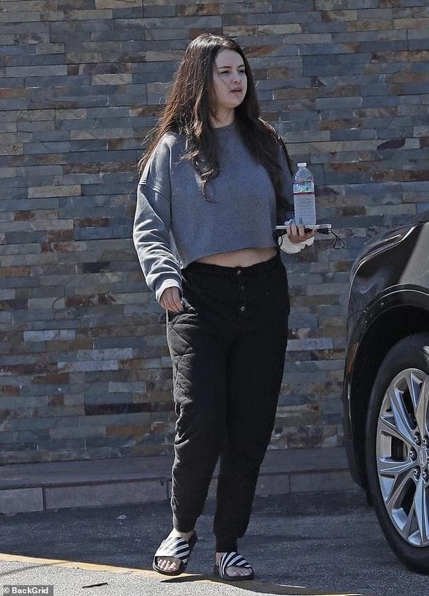  Selena Gomez gây sốc khi tăng cân đột ngột, từ mỹ nhân Disney bỗng phát tướng thành 'bà thím nhà bên' 7