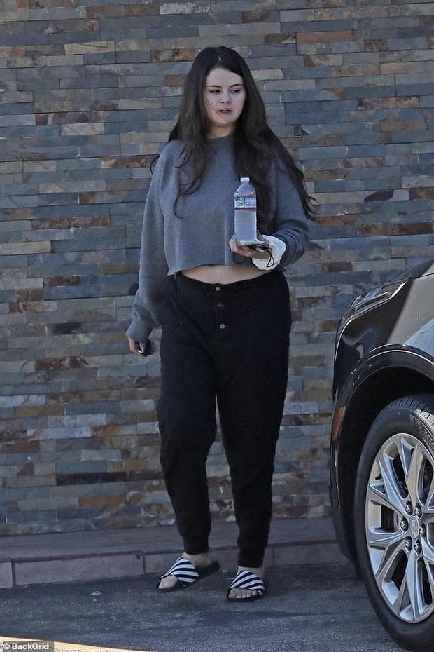  Selena Gomez gây sốc khi tăng cân đột ngột, từ mỹ nhân Disney bỗng phát tướng thành 'bà thím nhà bên' 8