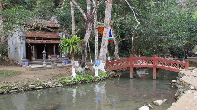 Đền thờ thần rắn nằm ngay cạnh suối Ngọc.