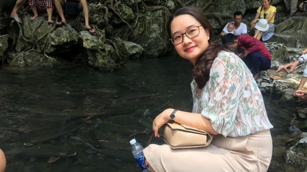 Suối cá thần thu hút rất đông khách đến tham quan.