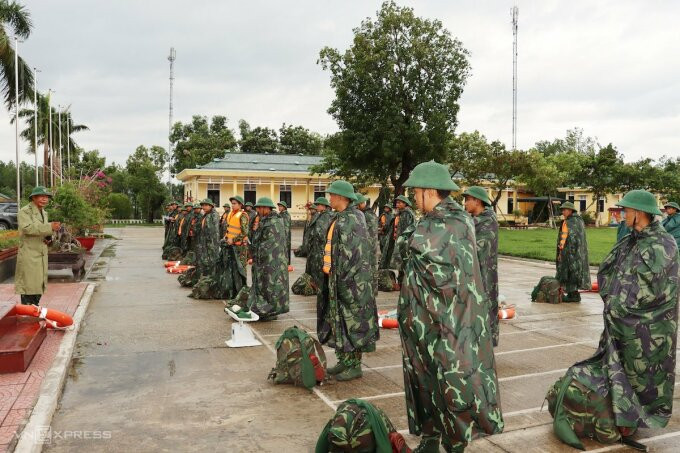 Bộ đội Thừa Thiên Huế triển khai ứng phó với bão Dianmu ngày 23/9. Ảnh: Ngọc Thạnh
