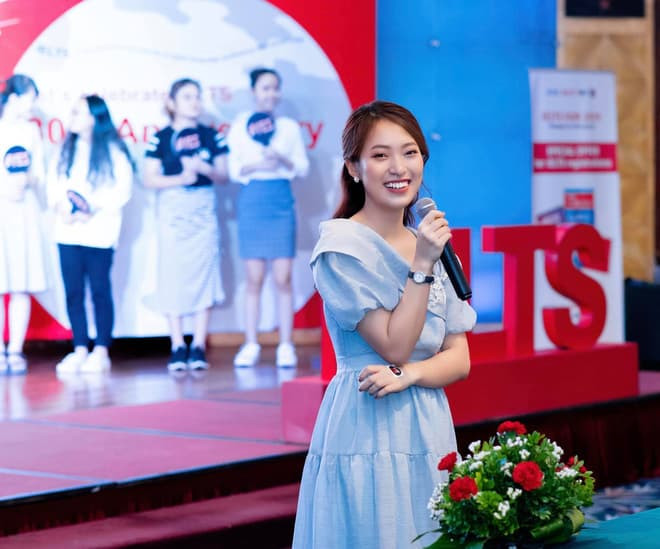 Khánh Vy - hot girl từng nổi tiếng với khả năng nói 7 thứ tiếng trở thành MC của Đường Lên Đỉnh Olympia 1