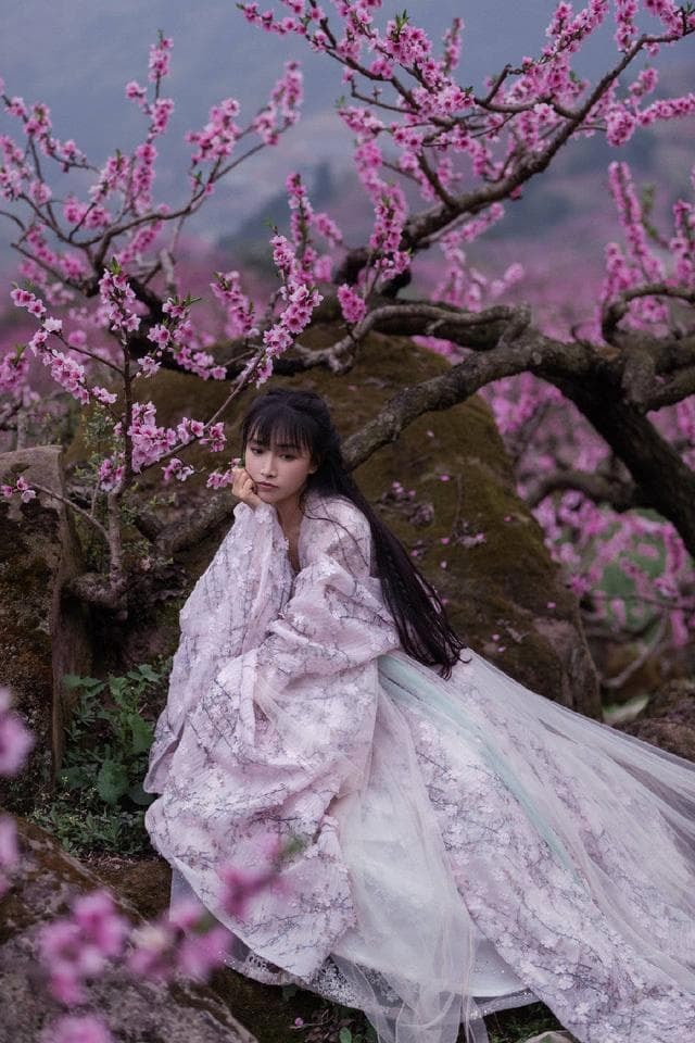 Vương Phi ngày càng lên hương, Lý Á Bằng sau sự cố vỡ nợ phải về quê quay video bắt chước phong cách 'mỹ nữ đồng quê' Lý Tử Thất 4