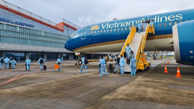 Hành khách trên chuyến bay từ Pháp xuống sân bay Vân Đồn sáng 23/9. Ảnh: Bình Minh