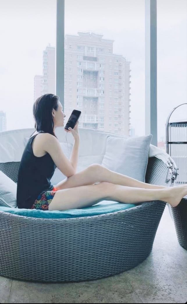 Trương Bá Chi tuổi 41 diện áo hai dây và quần rách gối như gái teen khi đi siêu thị, ngày càng nhuận sắc sau tin đồn có tình mới 1