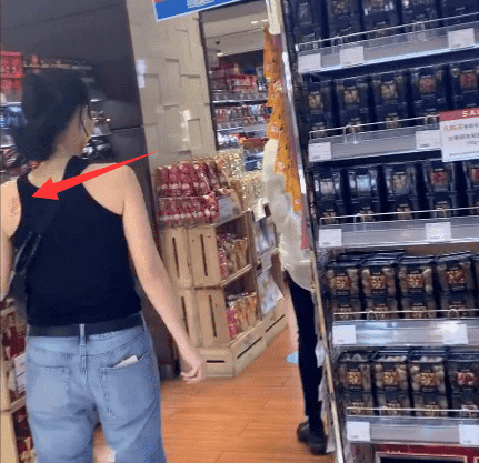 Trương Bá Chi tuổi 41 diện áo hai dây và quần rách gối như gái teen khi đi siêu thị, ngày càng nhuận sắc sau tin đồn có tình mới 7