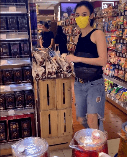 Trương Bá Chi tuổi 41 diện áo hai dây và quần rách gối như gái teen khi đi siêu thị, ngày càng nhuận sắc sau tin đồn có tình mới 5