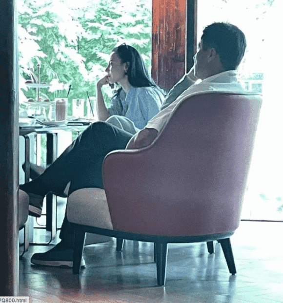 Trương Bá Chi tuổi 41 diện áo hai dây và quần rách gối như gái teen khi đi siêu thị, ngày càng nhuận sắc sau tin đồn có tình mới 0