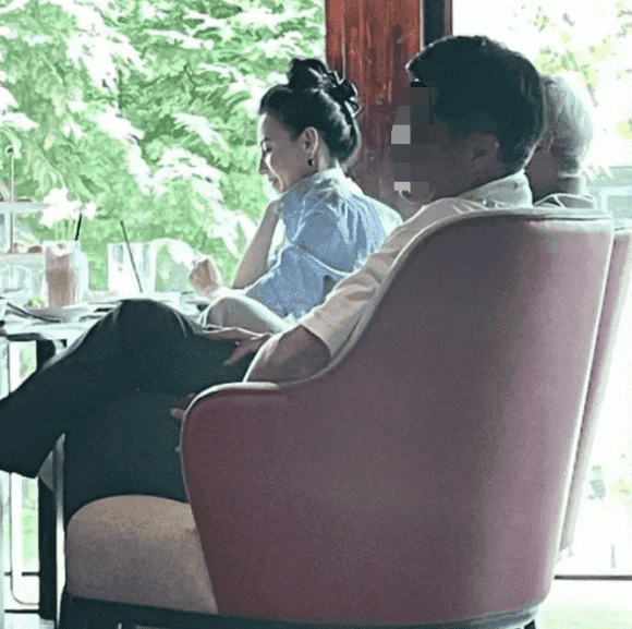 Trương Bá Chi tuổi 41 diện áo hai dây và quần rách gối như gái teen khi đi siêu thị, ngày càng nhuận sắc sau tin đồn có tình mới 1