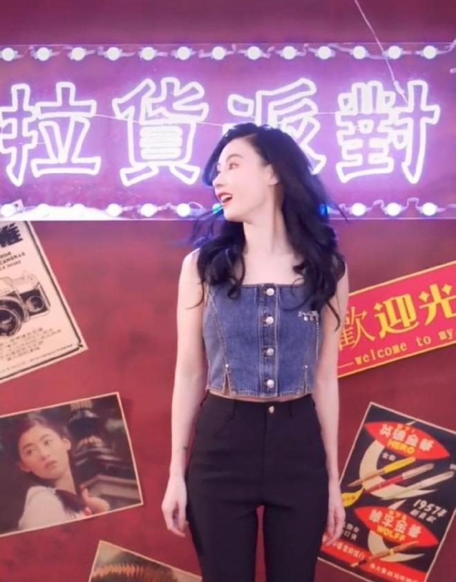 Trương Bá Chi tuổi 41 diện áo hai dây và quần rách gối như gái teen khi đi siêu thị, ngày càng nhuận sắc sau tin đồn có tình mới 10