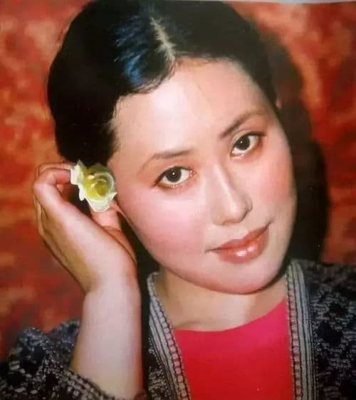 Tư Cầm Ca Oa: Kết hôn năm 18 tuổi và bị bạo lực gia đình, bây giờ dù sống hạnh phúc nhưng phải di chuyển bằng xe lăn 10 Tư Cầm Ca Oa: Kết hôn năm 18 tuổi và bị bạo lực gia đình, bây giờ dù sống hạnh phúc nhưng phải di chuyển bằng xe lăn 10