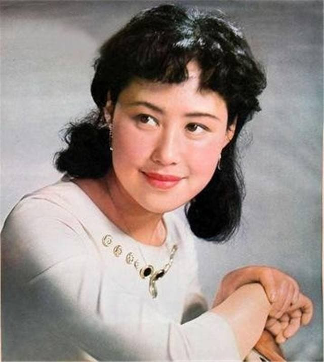 Tư Cầm Ca Oa: Kết hôn năm 18 tuổi và bị bạo lực gia đình, bây giờ dù sống hạnh phúc nhưng phải di chuyển bằng xe lăn 1 Tư Cầm Ca Oa: Kết hôn năm 18 tuổi và bị bạo lực gia đình, bây giờ dù sống hạnh phúc nhưng phải di chuyển bằng xe lăn 1