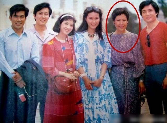 Tư Cầm Ca Oa: Kết hôn năm 18 tuổi và bị bạo lực gia đình, bây giờ dù sống hạnh phúc nhưng phải di chuyển bằng xe lăn 0 Tư Cầm Ca Oa: Kết hôn năm 18 tuổi và bị bạo lực gia đình, bây giờ dù sống hạnh phúc nhưng phải di chuyển bằng xe lăn 0