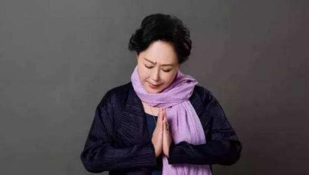 Tư Cầm Ca Oa: Kết hôn năm 18 tuổi và bị bạo lực gia đình, bây giờ dù sống hạnh phúc nhưng phải di chuyển bằng xe lăn 2 Tư Cầm Ca Oa: Kết hôn năm 18 tuổi và bị bạo lực gia đình, bây giờ dù sống hạnh phúc nhưng phải di chuyển bằng xe lăn 2