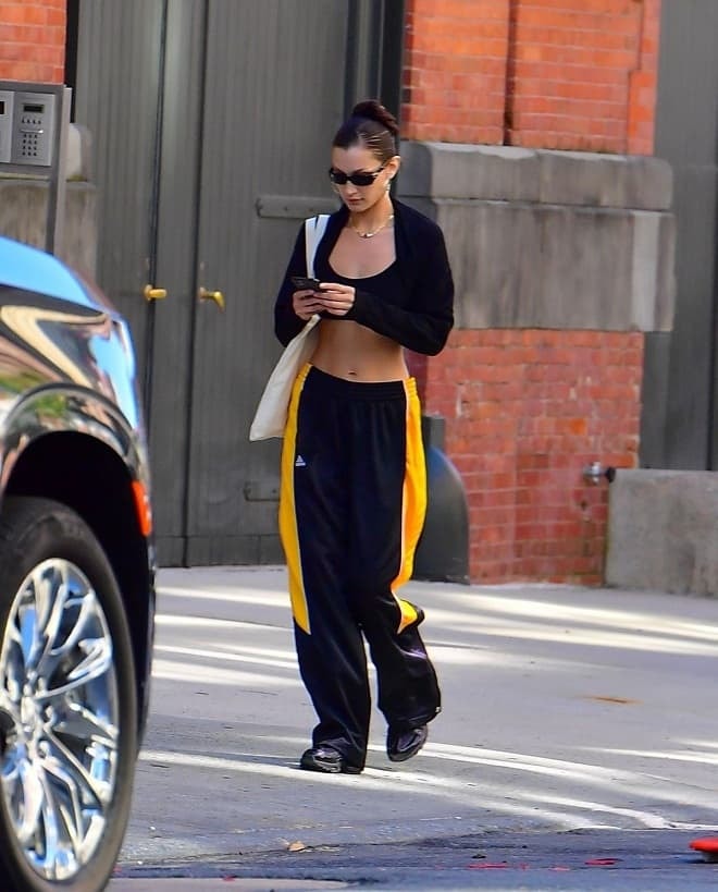  Bella Hadid dạo phố cùng em trai 'cực phẩm' nhưng fan nữ chỉ dán mắt vào cơ bụng hoàn hảo của người đẹp 3