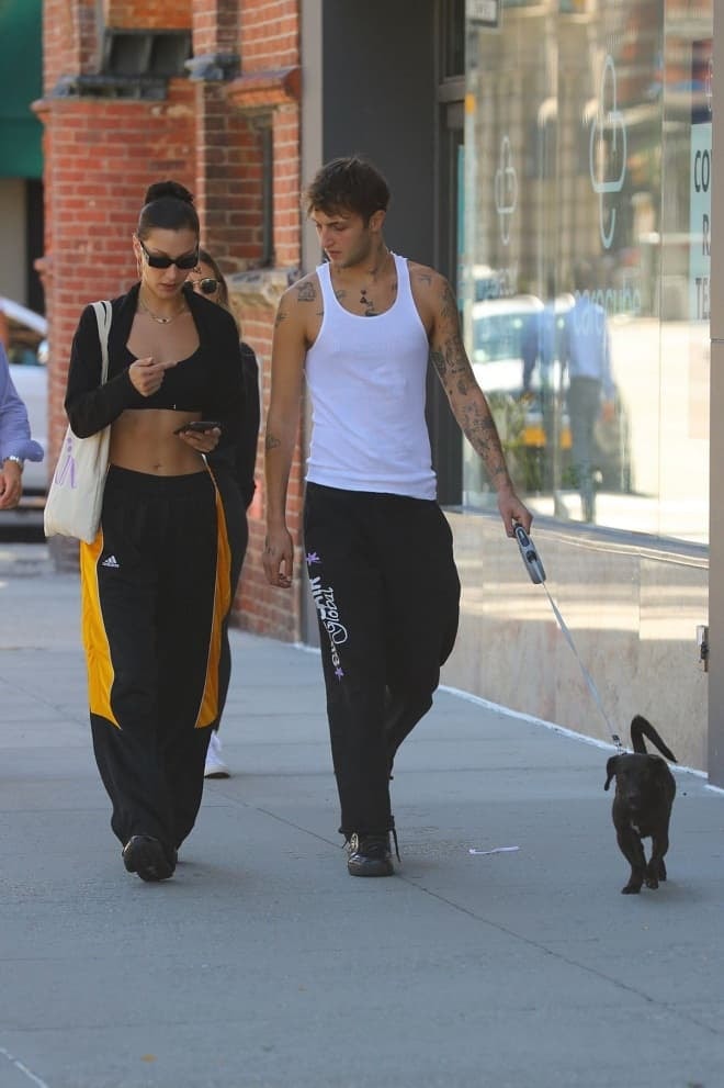  Bella Hadid dạo phố cùng em trai 'cực phẩm' nhưng fan nữ chỉ dán mắt vào cơ bụng hoàn hảo của người đẹp 6