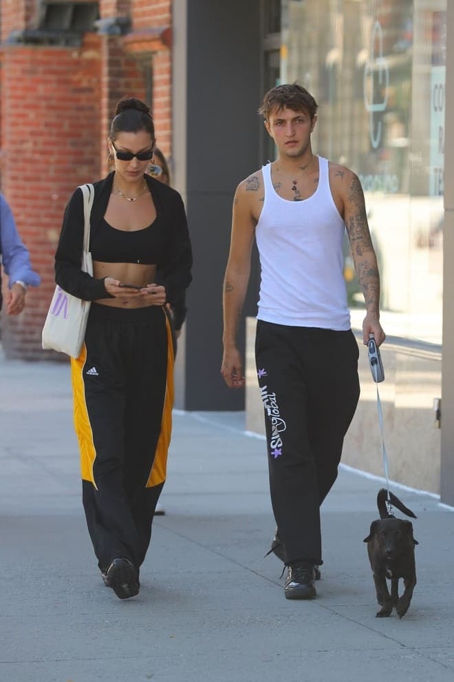  Bella Hadid dạo phố cùng em trai 'cực phẩm' nhưng fan nữ chỉ dán mắt vào cơ bụng hoàn hảo của người đẹp 5